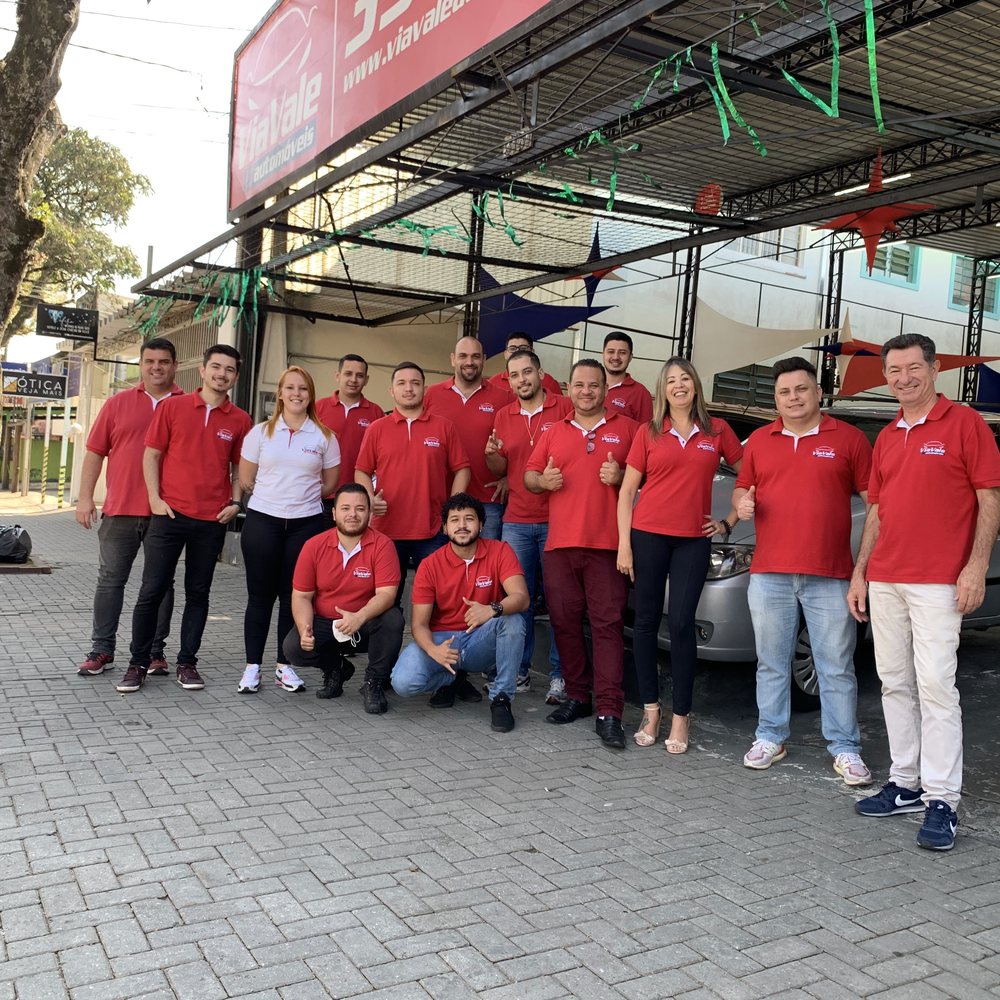 A equipe da Via Vale de camisa vermelha, na frente da loja