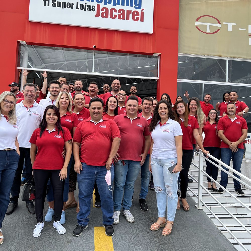 A equipe na entrada do Auto Shopping de Jacareí