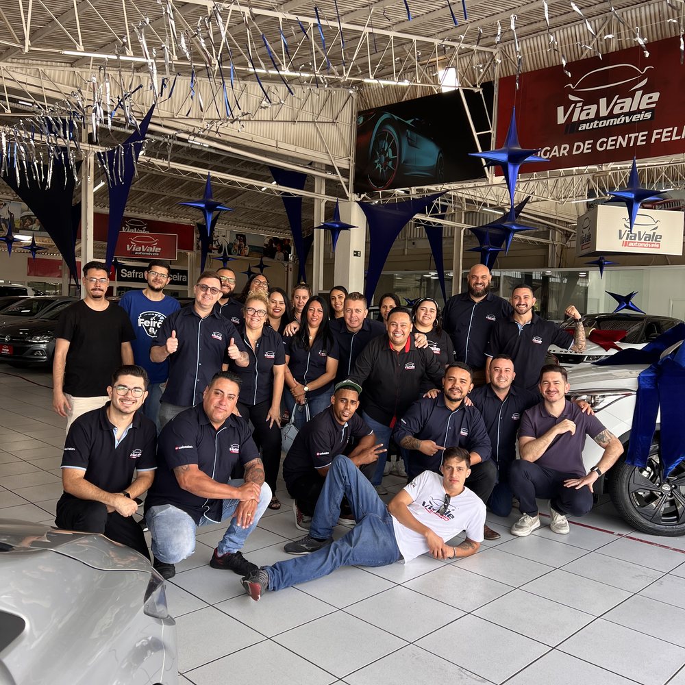 A equipe da Via Vale de camisa azul, no salão decorado