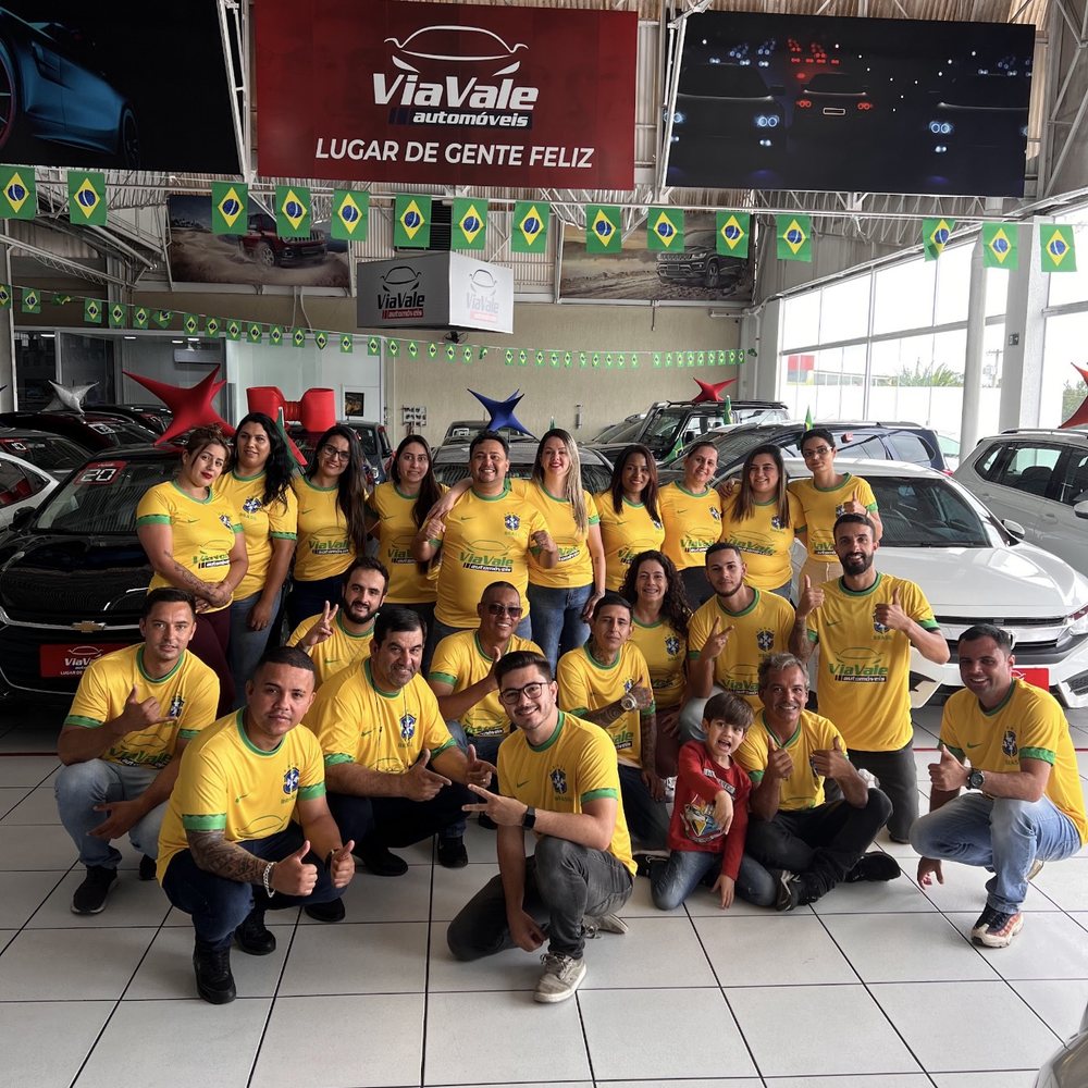 A equipe de camisa amarela, no salão