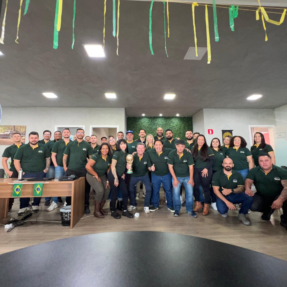 A equipe reunida na sala de reuniões