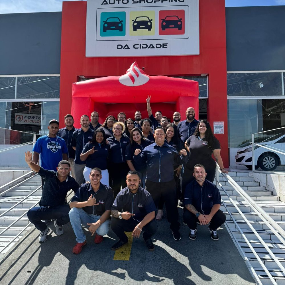 A equipe na entrada do Auto Shopping da Cidade